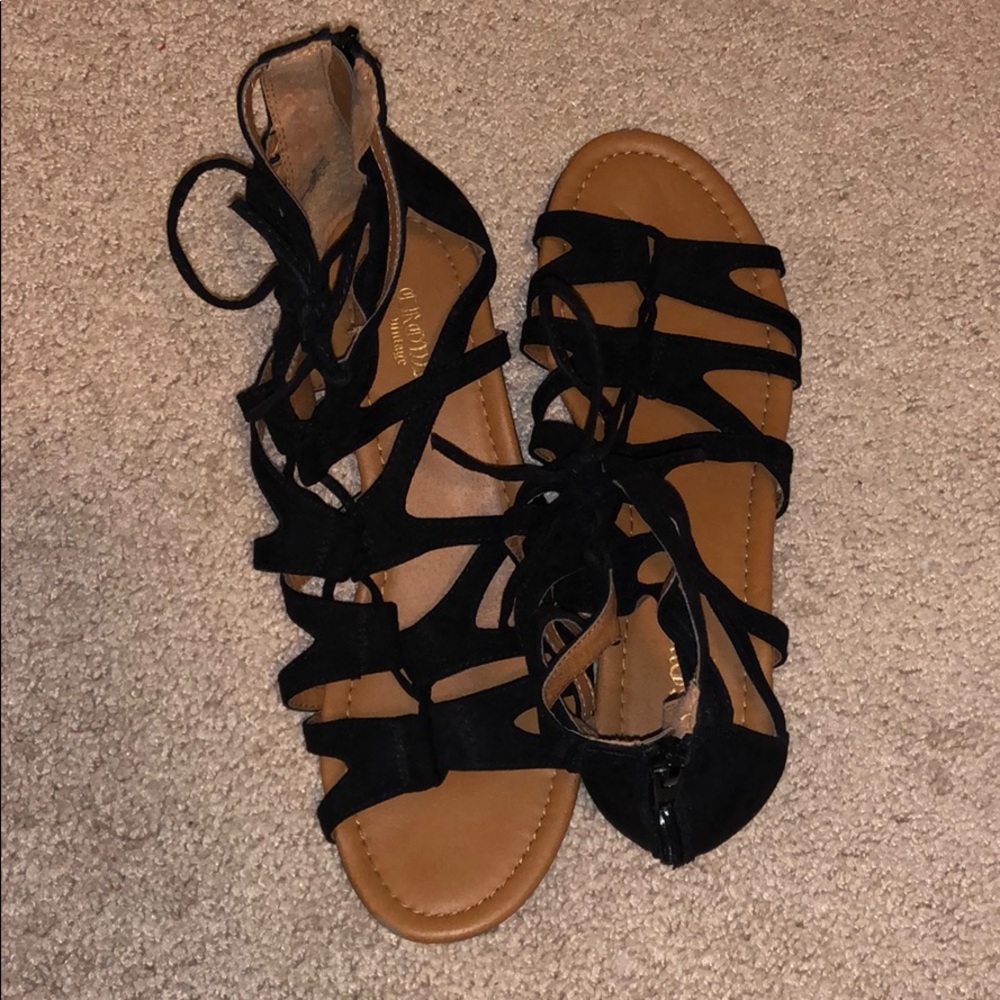 Black Crown Vintage lace up sandals!